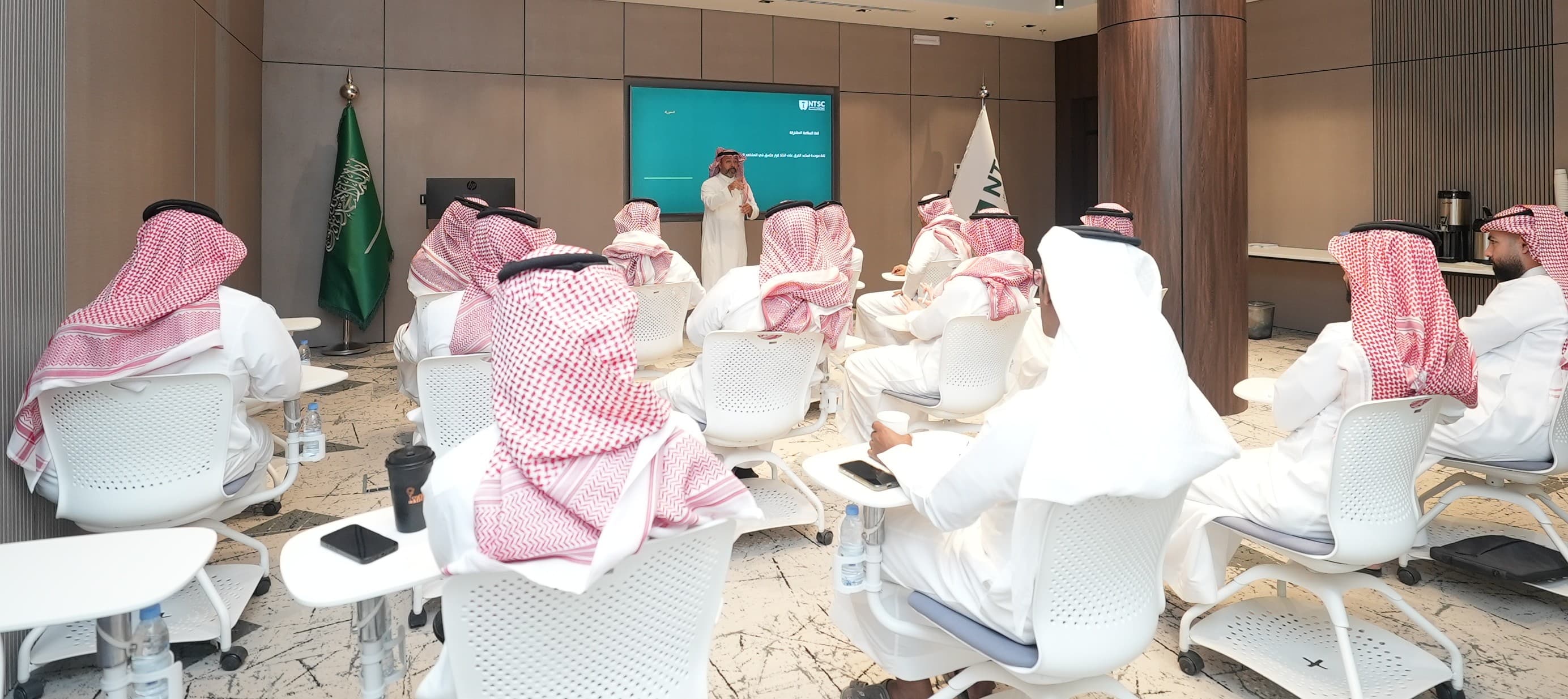 المركز الوطني لسلامة النقل يقيم ورشة عمل "مهارات ضابط السلامة في اكتشاف المخاطر ومنع الحوادث"